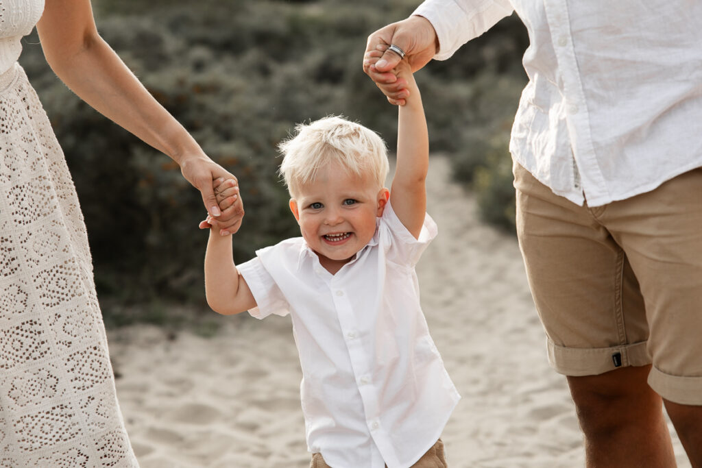 lachend kind tijdens fotoshoot voor gezin