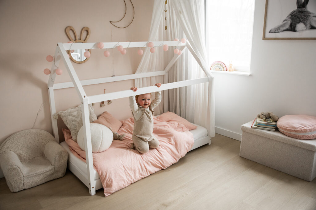 Grote zus laat eigen kamer zien tijdens newbornshoot