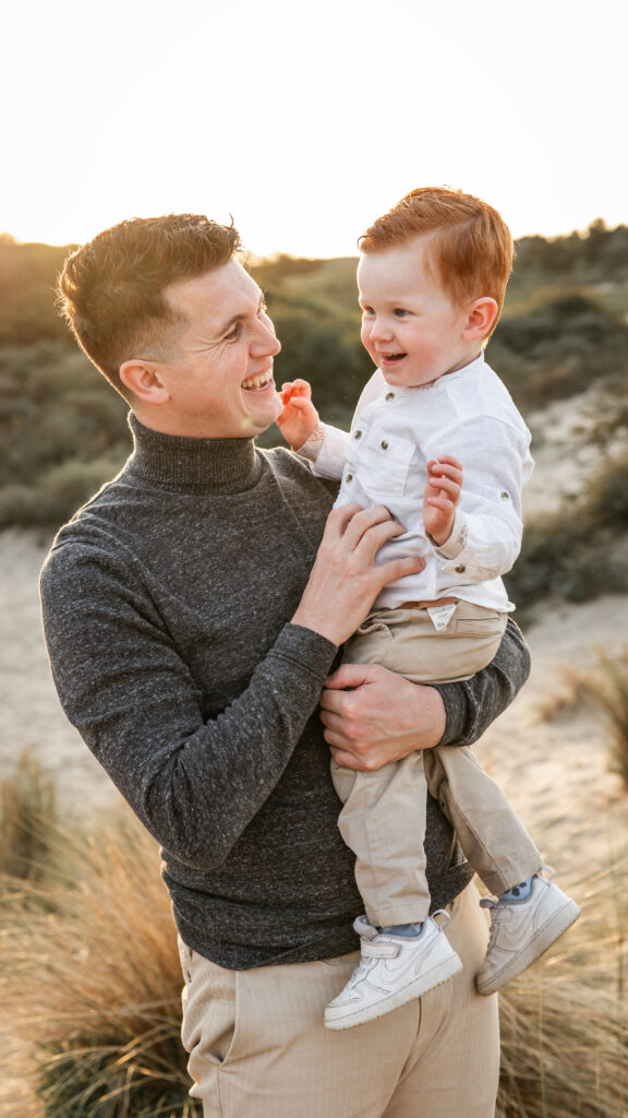 Vader en zoon tijdens golden hour gezinsshoot